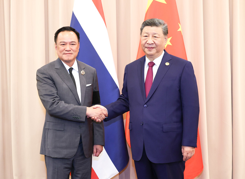 习近平会见泰国总理阿努廷